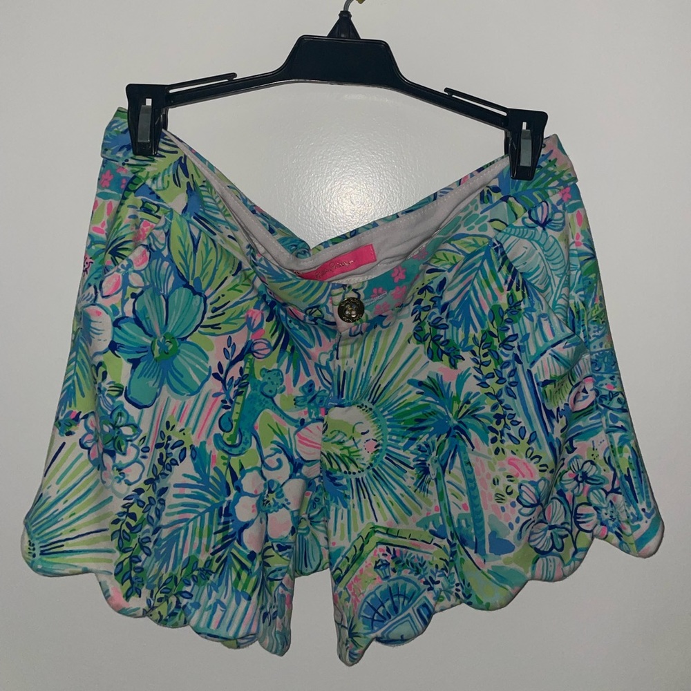 Like new Lilly Pulitzer House Print Scalloped Shorts